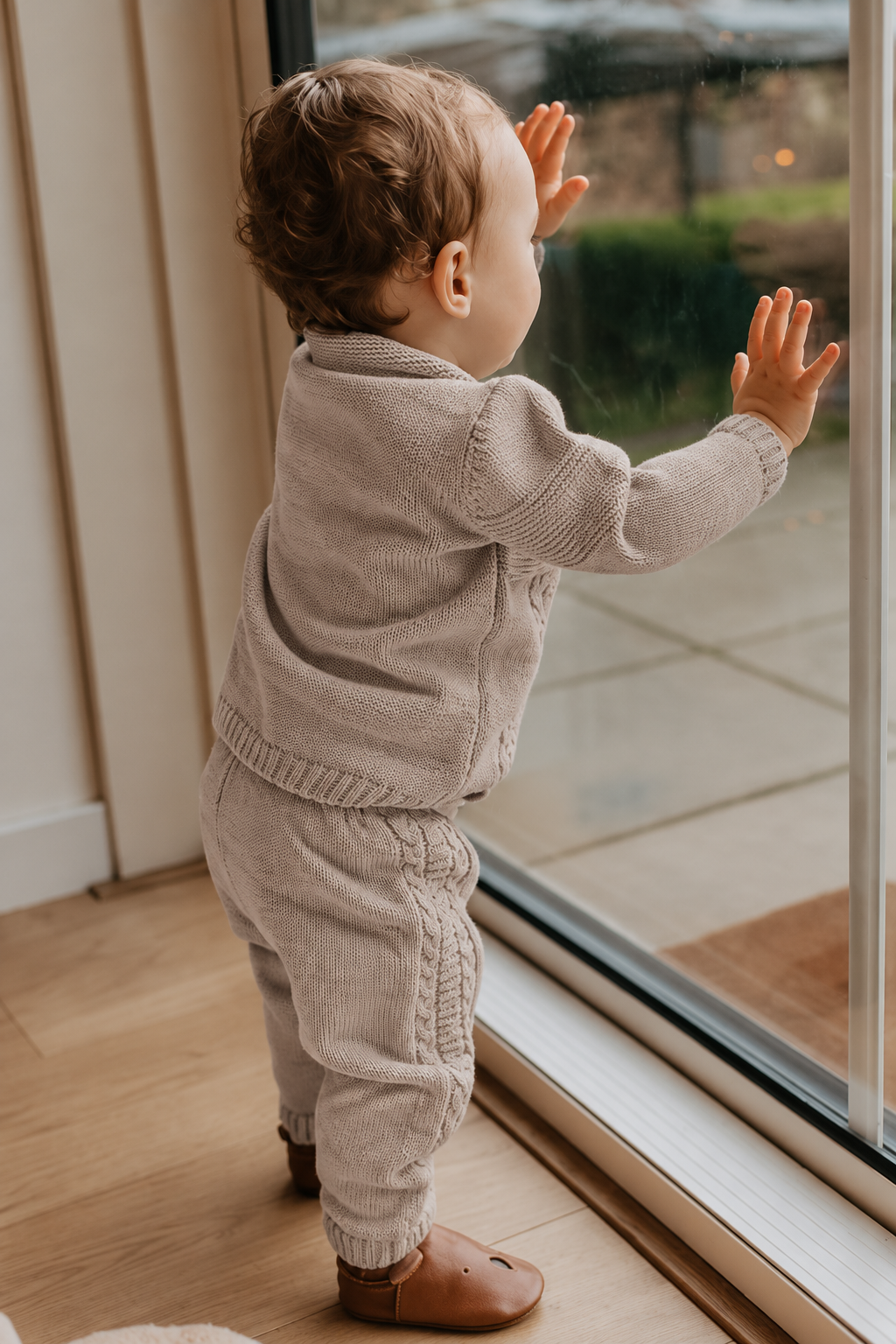 Warm Taupe - binnenkort beschikbaar, gebreid babypakje