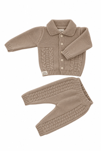 The Milen gebreide babyset in Warm Taupe – vest en broek